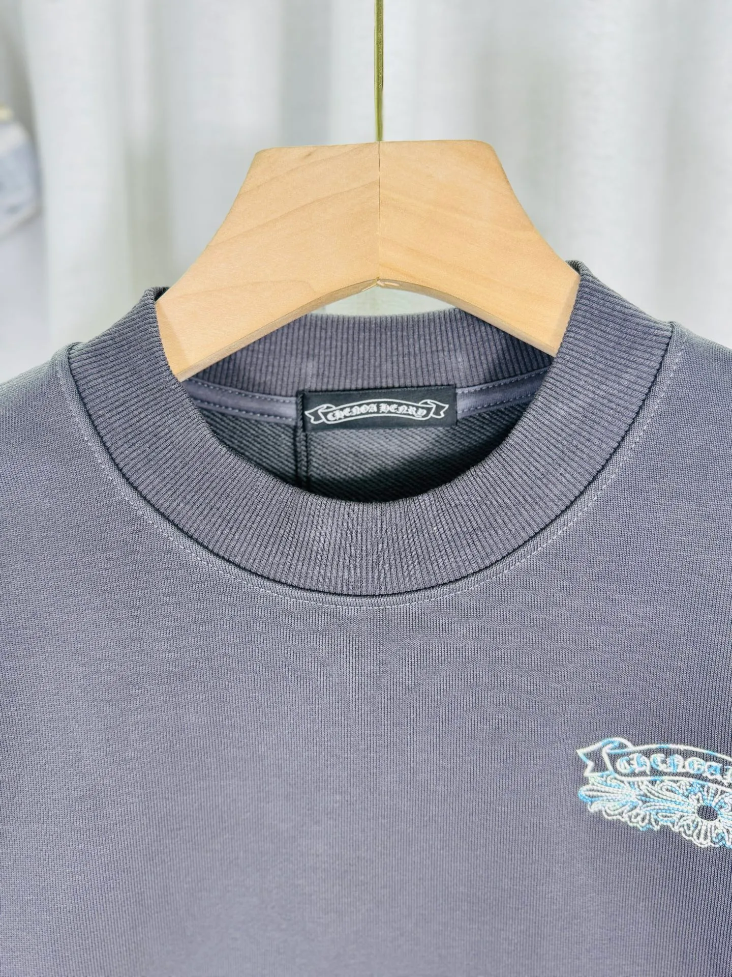 P240 top version, real shot without P, ​​different from market currency) 𝗖𝗵𝗿𝗼𝗺𝗲 𝗛𝗲𝗮𝗿𝘁𝘀/Cro Heart 2025 washed patch embroidery autumn and winter new original single counter American laser burnt 3D three-dimensional color embroidered couple casual sweatshirt 👑The highest version! Customized fabric 430g tripe terry fabric! American acid-washed and distressed original fabric laser burnt ✟appliqué embroidery and exquisite embroidery of letters! The best-selling model in the counter, very comfortable to wear. Accessories: original molded and authenticated collar label➕100% silk wash label. Genuine purchase-grade original hangtag➕matching hanging rope➕3D hanging beads➕original packaging bag. Craftsmanship: The original version has consistent wiring! The highest version of the armhole matching technique! Color: Gray Black Size: S M L XL Style No.: 9302